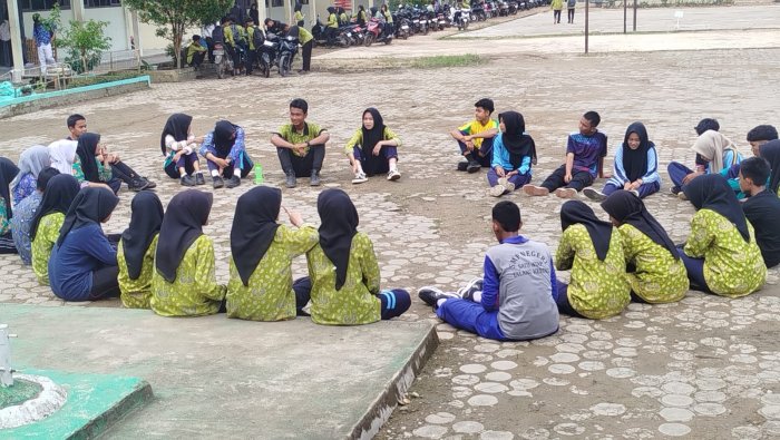 Latihan Rutin Paskibraka MAN 1 Muaro Jambi Didampingi Guru dan Pelatih