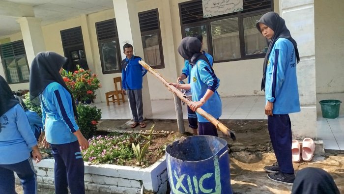 Siswa XII B Tunjukkan Kekompakan dalam Aksi Bersih Jumat di MAN 1 Muaro Jambi