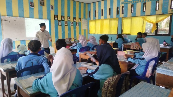 Guru Sosiologi MAN 1 Muaro Jambi Jalani Supervisi di Kelas XI C