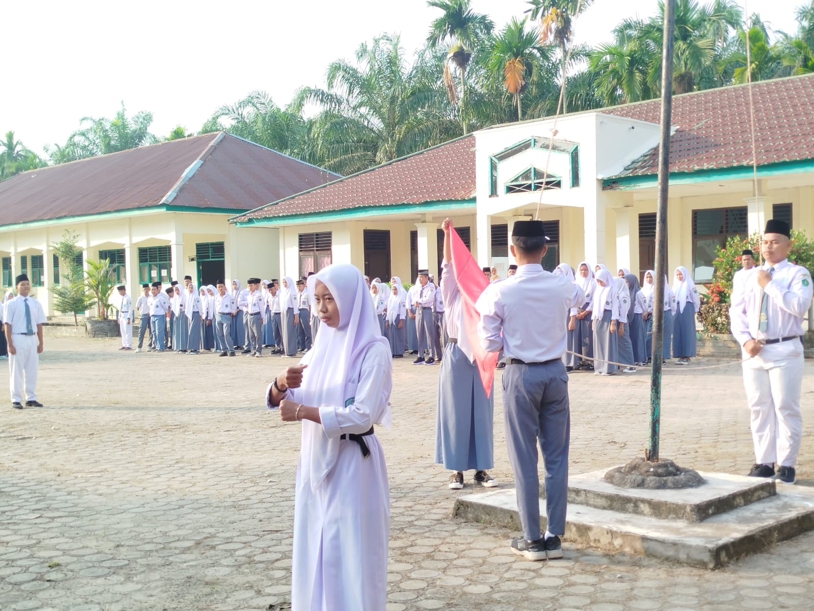 Pengurus OSIM Masa Bakti 2024/2025 Menjadi Petugas Upacara.