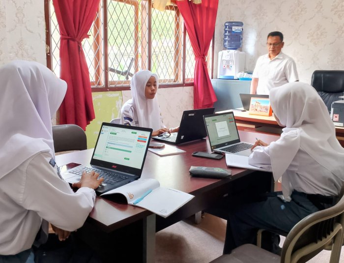 Tiga Siswa MAN 1 Muaro Jambi Ikuti Simulasi OMI Tingkat Provinsi