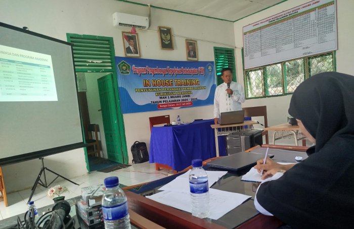 Guru MAN 1 Muaro Jambi Tingkatkan Kompetensi Lewat Platform MOOC Pintar