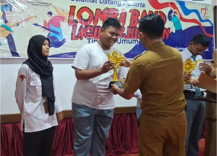 Guru Seni Budaya Bawa MAN 1 Muaro Jambi Raih Juara 1 Musikalisi Puisi dan Drama Tingkat Provinsi