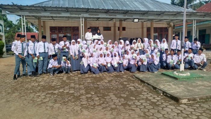 Bangga, Siswa MAN 1 Muaro Jambi Terima Penghargaan Penulis Muda