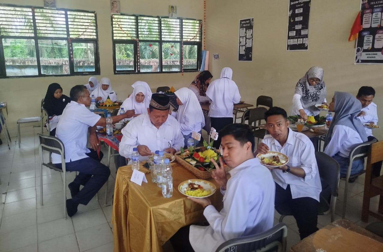 Akhiri Kegiatan HGN dengan Makan Nasi Tumpeng Akhiri Kegiatan HGN dengan Makan Nasi Tumpeng