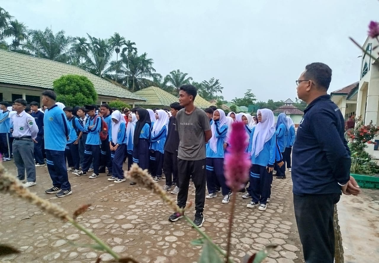 Gotong Royong Persiapan PPKM di MAN 1 Muaro Jambi