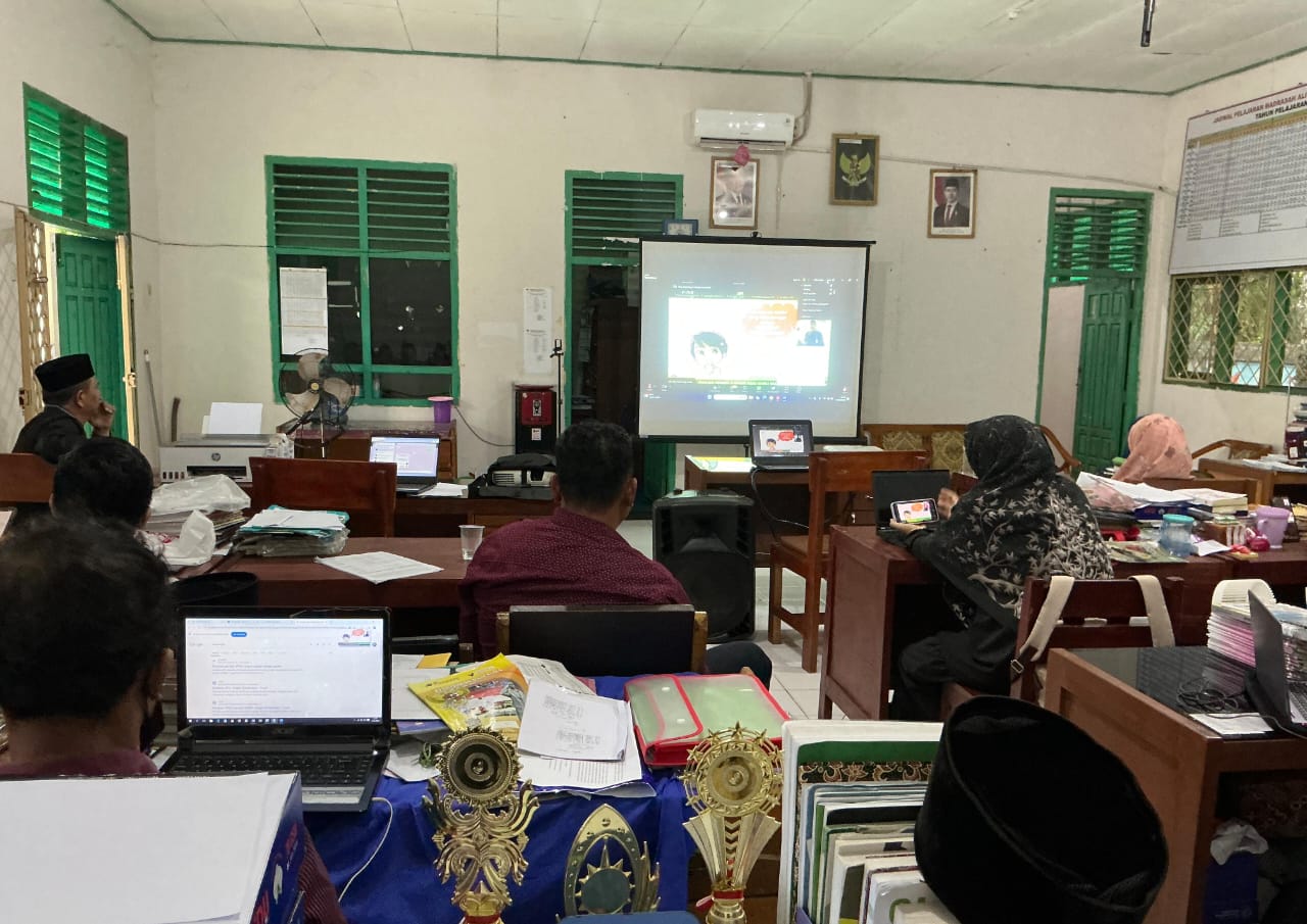 Guru MAN 1 Muaro Jambi Ikutoi Webinar Pokjawas Madrasah Provinsi Jambi