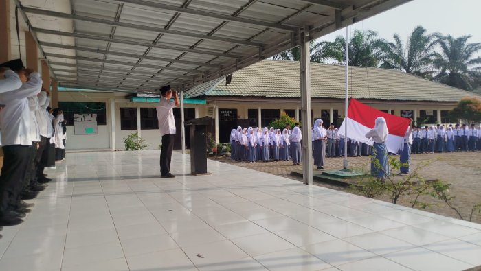 Upacara Bendera Berjalan Tertib, Siswa Kelas XII E Tunjukkan Kedisiplinan