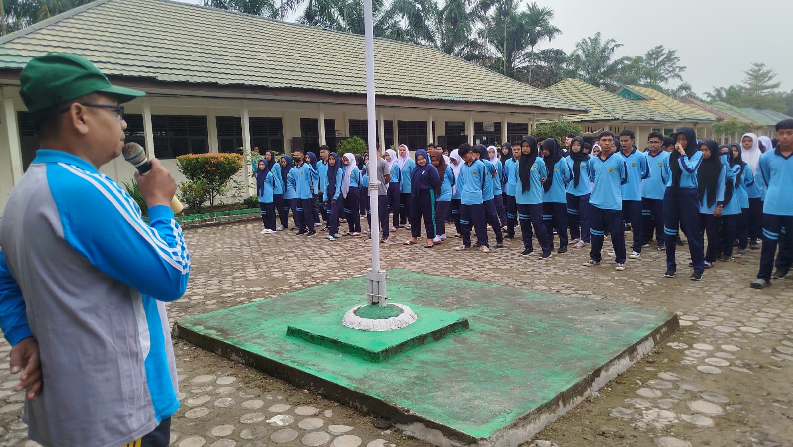 Suratno Berikan Arahan Sebelum Turun Ke lapangan Suratno Berikan Arahan Sebelum Turun Ke lapangan