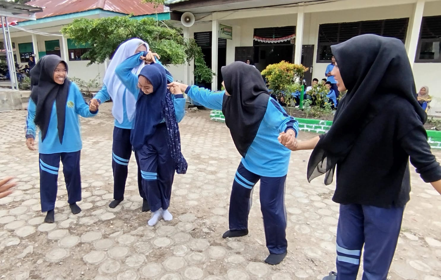 Pupuk Kerja Sama Antar Siswa, MAN 1 Muaro Jambi Gelar Lomba Estafet Sarung