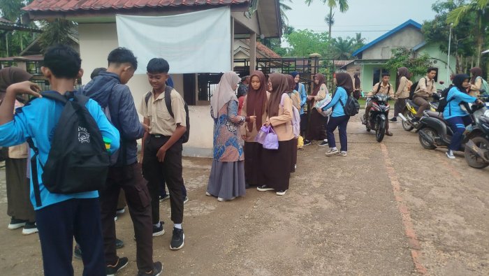 Guru Piket MAN 1 Muaro Jambi Jadi Garda Depan Membangun Karakter Siswa