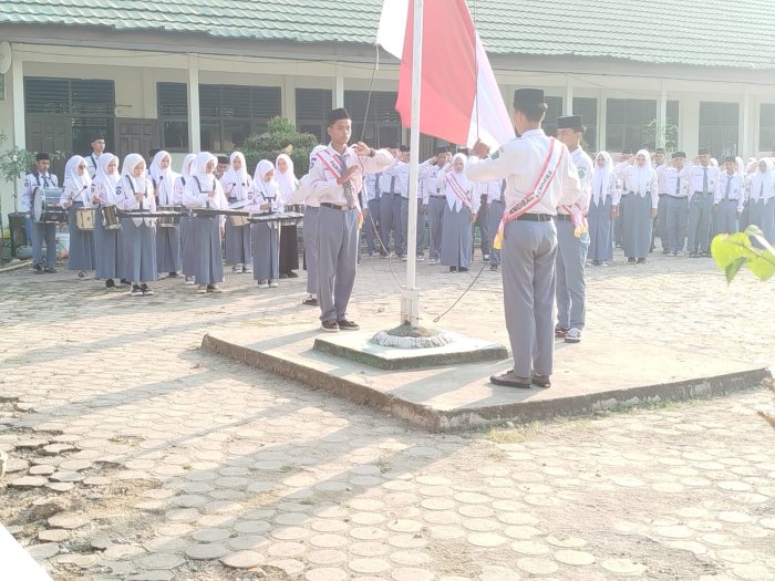 Kelas XII B Tampil Gemilang sebagai Petugas Upacara, Awali Pekan Pertama Agustus dengan Penuh Disiplin Kelas XII B Tampil Gemilang sebagai Petugas Upacara, Awali Pekan Pertama Agustus dengan Penuh Disiplin
