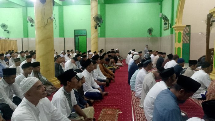 Guru MAN 1 Muaro Jambi Laksanakan Salat Idul Fitri di Lingkungan Masing-Masing