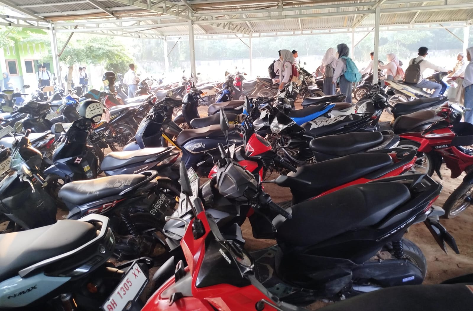 Satuan Pengamanan MAN 1 Muaro Jambi Ikut Handil Mengatur Parkir Motor