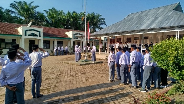 Kepala Madrasah Gantikan Pembina Upacara di MAN 1 Muaro Jambi