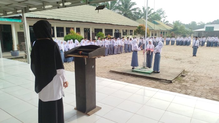 Senin 26 Januari Siswa Kelas XI A Sukses Jalankan Tugas sebagai Petugas Upacara