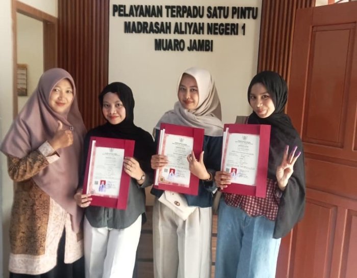 Nostalgia di Kantin, Alumni MAN 1 Muaro Jambi Manfaatkan Momen Pengambilan Ijazah