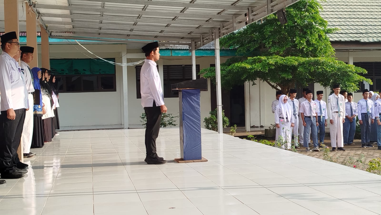 Randi dalam Amanat Upacara : Tingkatkan Kedisiplinan untuk Menjadi Orang Sukses