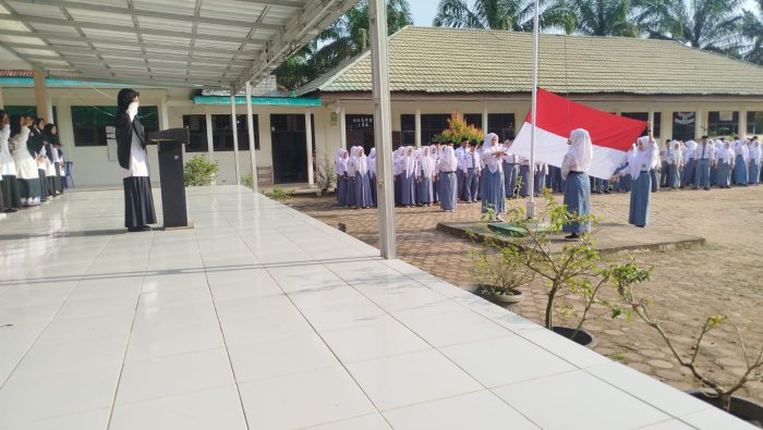 Siswa Kelas XI B Tunjukkan Disiplin dan Tanggung Jawab sebagai Petugas Upacara