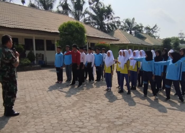 PMR MAN 1 Muaro Jambi Latihan Pertolongan Pertama di Lapangan PMR MAN 1 Muaro Jambi Latihan Pertolongan Pertama di Lapangan