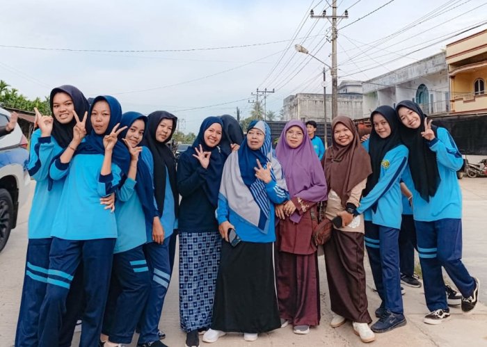 Semarak Jalan Santai Warnai Jumat Sehat MAN 1 Muaro Jambi