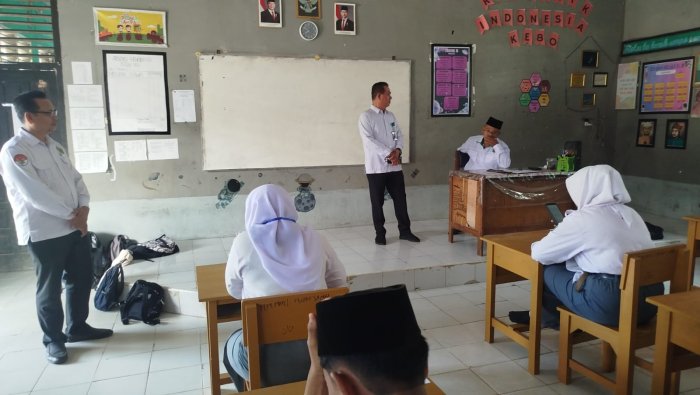 Pastikan Ujian Berjalan Lancar, Kepala Madrasah Turun Langsung ke Lapangan