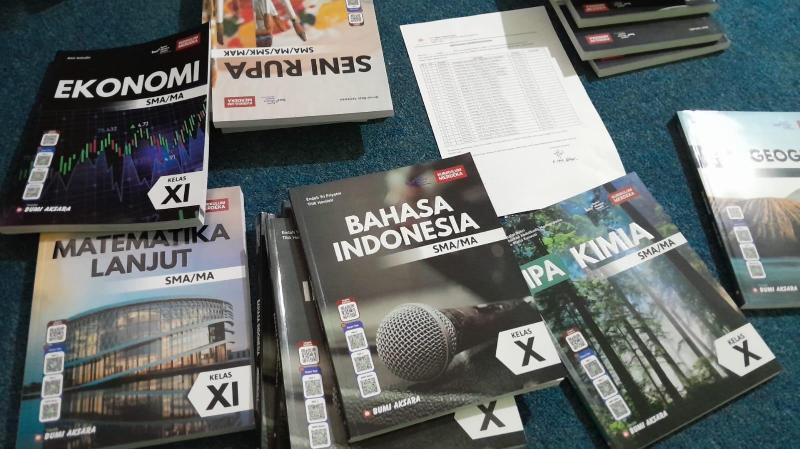 Buku Kurikulum Merdeka Jadi Bahan Tambahan Koleksi Pusttaka MAN 1 Muaro Jambi