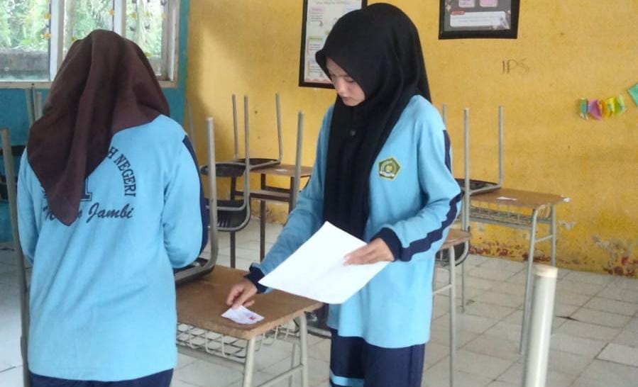 Wali Kelas Menerima Perlengkapan Kelas Guna Mendukung KBM Wali Kelas Menerima Perlengkapan Kelas Guna Mendukung KBM