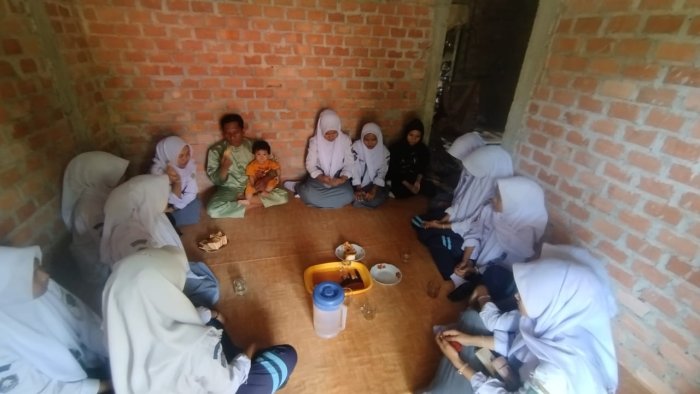 Siswa XII A Jenguk Teman Sakit, Silaturahmi Hangat di Rumah Afni