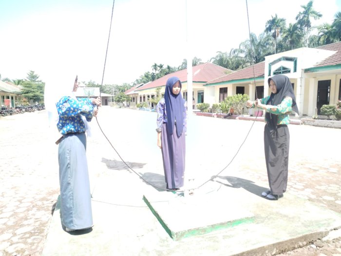 Siswa Kelas X A MAN 1 Muaro Jambi Latihan Perdana Jadi Petugas Upacara