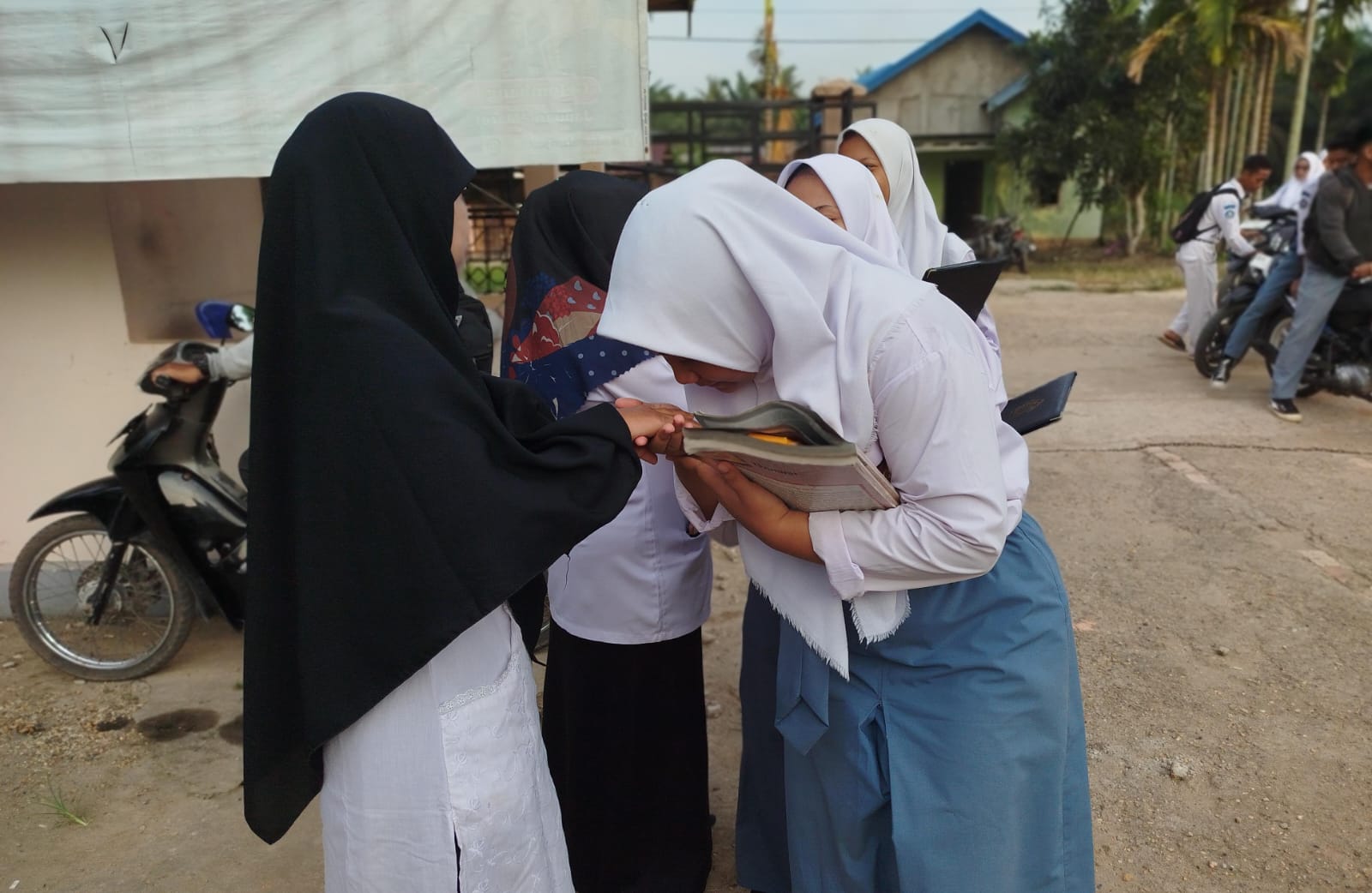 Guru Piket Sambut Kadatangan Siswa dengan Senyum, Sapa, Dan Salam