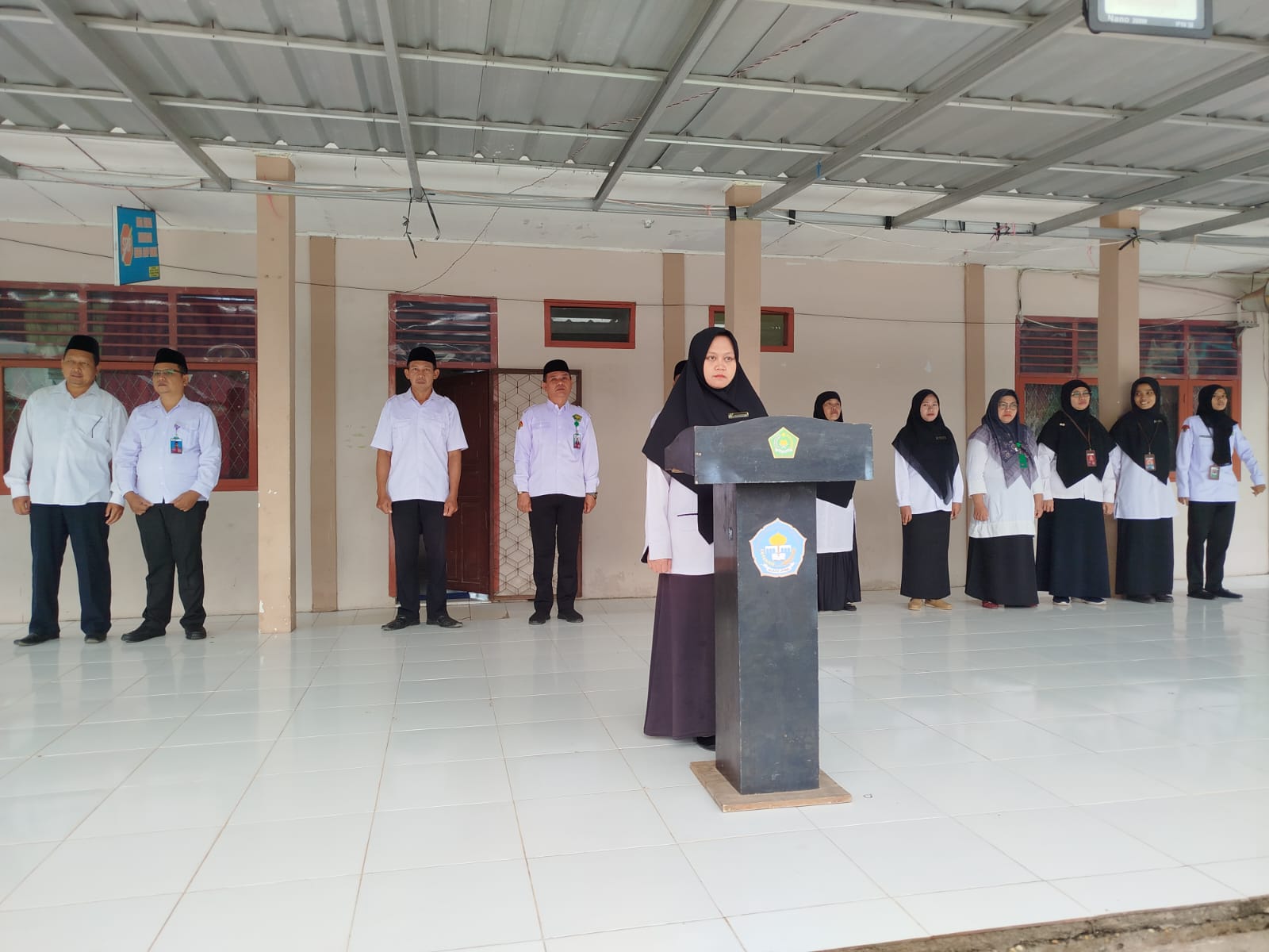 Srimahmudah Berikan Pembinaan dalam Pelaksanaan Upacara Bendera di MAN 1 Muaro Jambi 