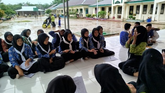 Latihan Ekstrakurikuler PMR MAN 1 Muaro Jambi Tetap Berjalan Meski Diguyur Hujan