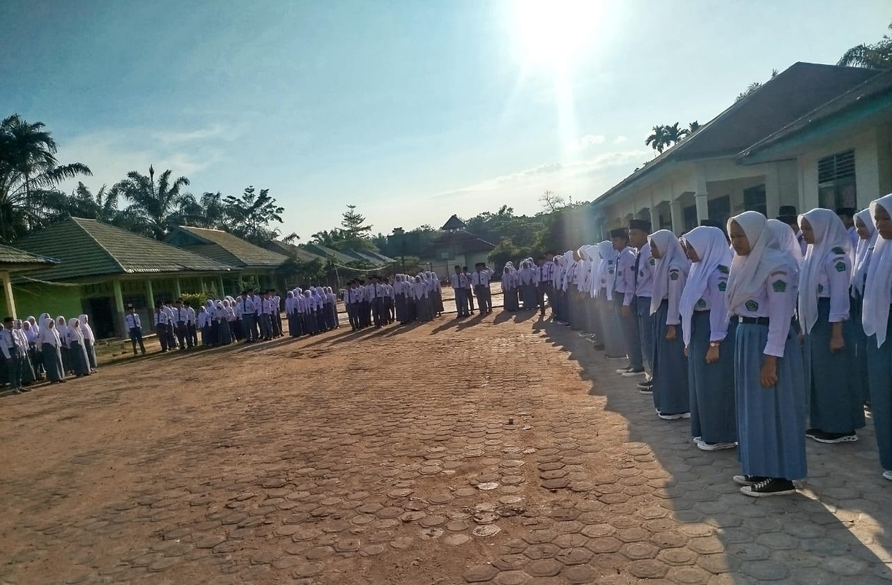 Siswa Kelas XB Menjadi Petugas Upacara Pengibaran Bendera Siswa Kelas XB Menjadi Petugas Upacara Pengibaran Bendera