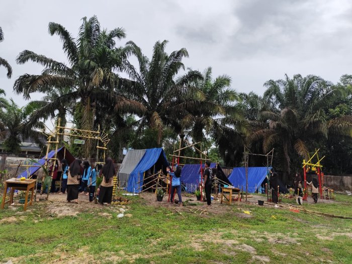 Saling Bantu, Peserta PTA Bangun Tenda di Lapangan MAN 1 Muaro Jambi Saling Bantu, Peserta PTA Bangun Tenda di Lapangan MAN 1 Muaro Jambi