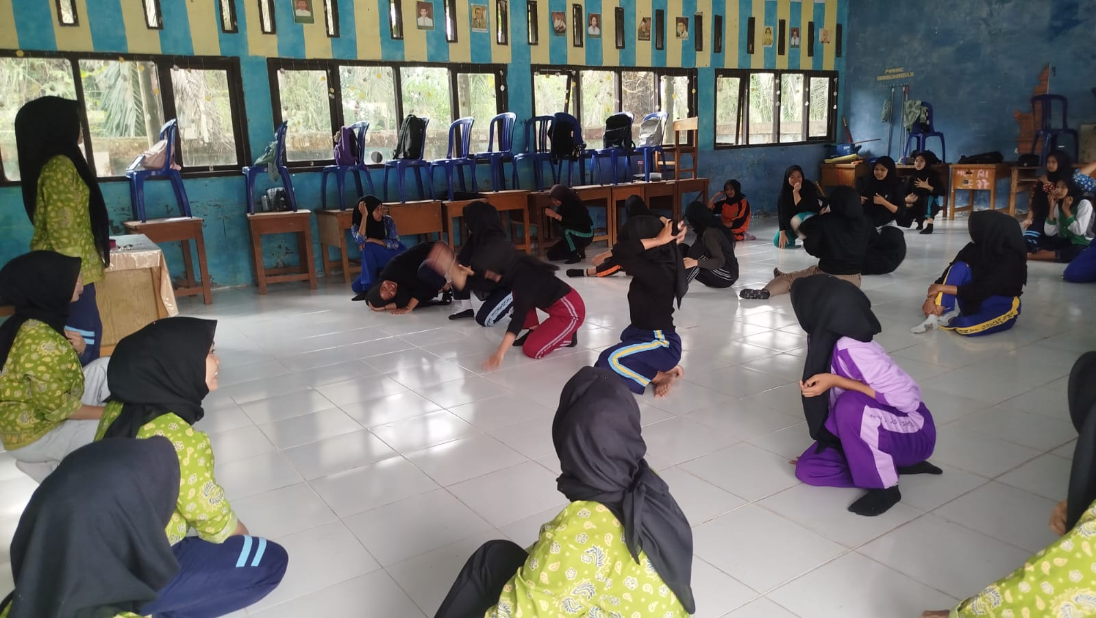 Pekan kedua Kegiatan Ekstrakurikuler Kesenian Ajarkan Pemanasan Sebelum Olah Tubuh