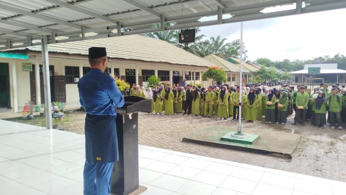 Kehadiran Orang Tua Warnai Pembagian Rapor Semester Ganjil MAN 1 Muaro Jambi