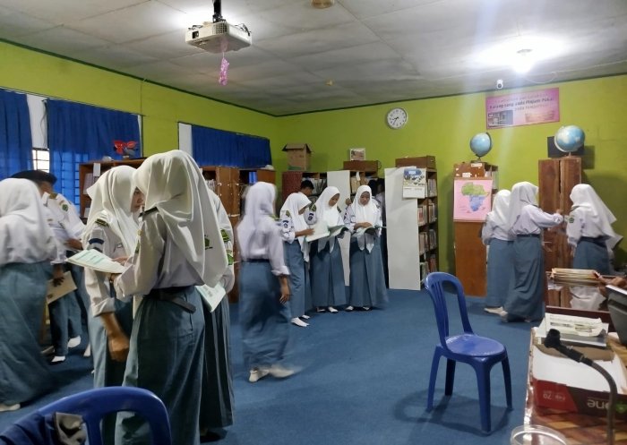Perpustakaan Jadi Pusat Belajar, Siswa XII A MAN 1 Muaro Jambi Tingkatkan Pemahaman Matematika Melalui Diskusi Kelompok Perpustakaan Jadi Pusat Belajar, Siswa XII A MAN 1 Muaro Jambi Tingkatkan Pemahaman Matematika Melalui Diskusi Kelompok