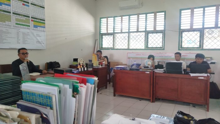 Kepala MAN 1 Muaro Jambi Pimpin Rapat Kenaikan Kelas dan Bahas Persiapan Tahun Ajaran Baru