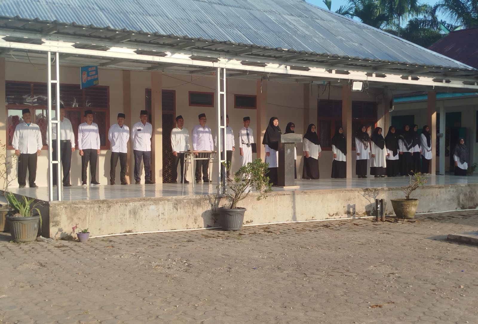 Peminan Upacara Menyampaikan Amanahya Tentang Pengorbanan Orang Tua