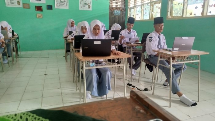 Sesi Kedua TKA Berjalan Lancar di MAN 1 Muaro Jambi Sesi Kedua TKA Berjalan Lancar di MAN 1 Muaro Jambi