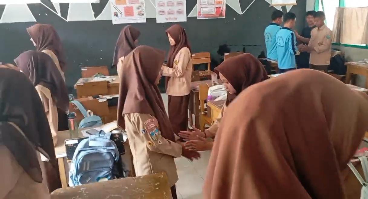 Lakukan ice breaking disela-sela jam pembelajaran 