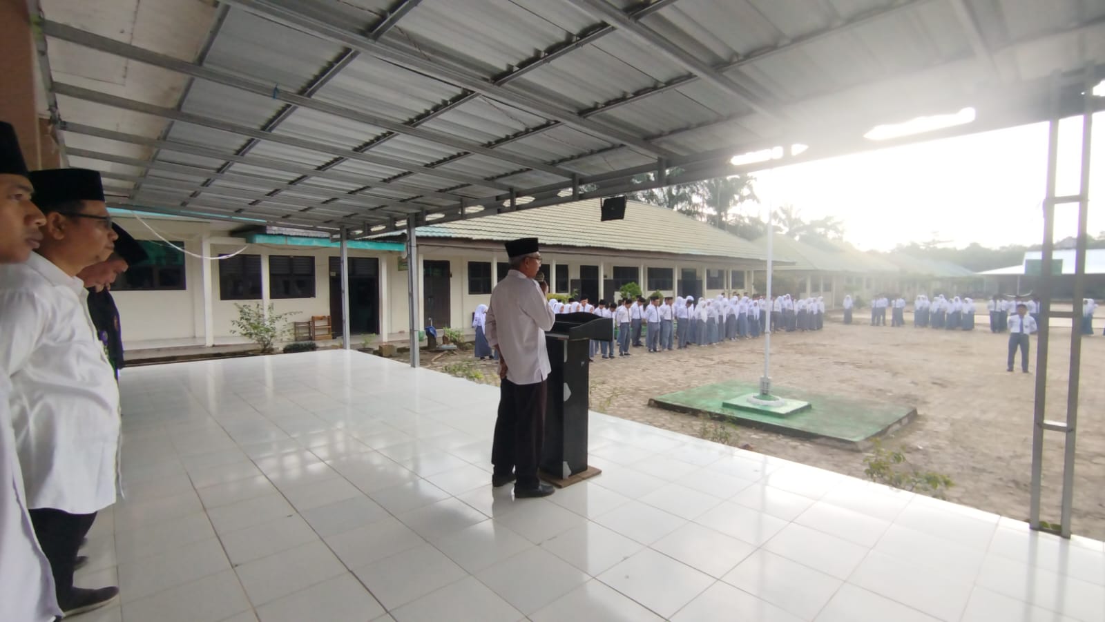 Jadi Pembina Upacara MAN 1 Muaro Jambi, Asmuni Sampaikan Evaluasi dan Kedisiplinan Saat Upacara Berlangsung