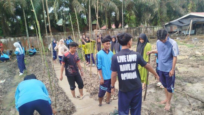 Kegiatan Kokurikuler Tanam Tanaman Hidupkan Pembelajaran Kontekstual di MAN 1 Muaro Jambi