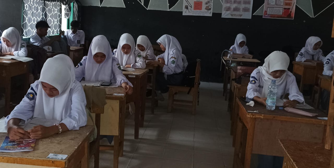Siswa Kelas XIA Semangat Belajar Bersama Hadapi Ujian MID Siswa Kelas XIA Semangat Belajar Bersama Hadapi Ujian MID