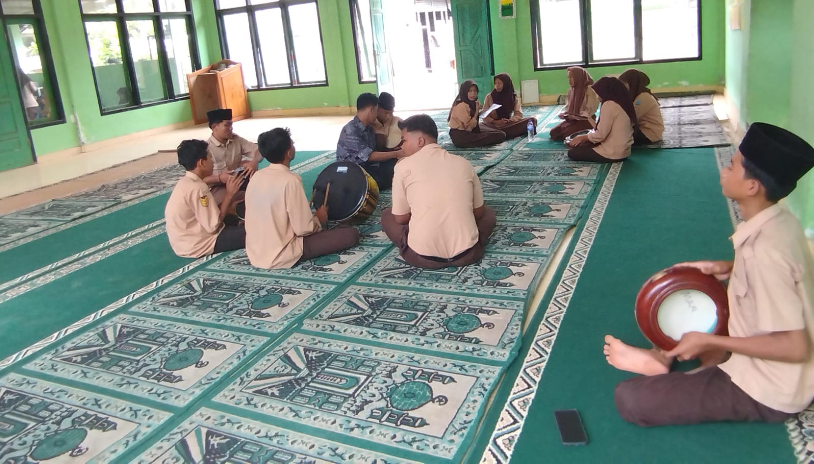 Siswa MAN 1 Muaro Jambi Ajarkan Bermain Hadroh Siswa MAN 1 Muaro Jambi Ajarkan Bermain Hadroh