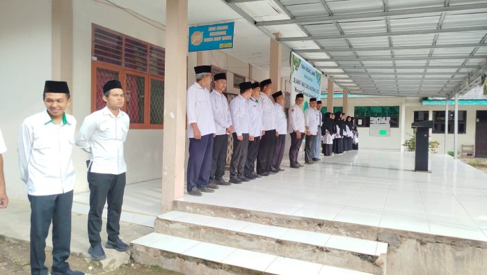 Persiapan Upacara HGN 2025 di MAN 1 Muaro Jambi Berjalan Tertib dan Penuh Antusias