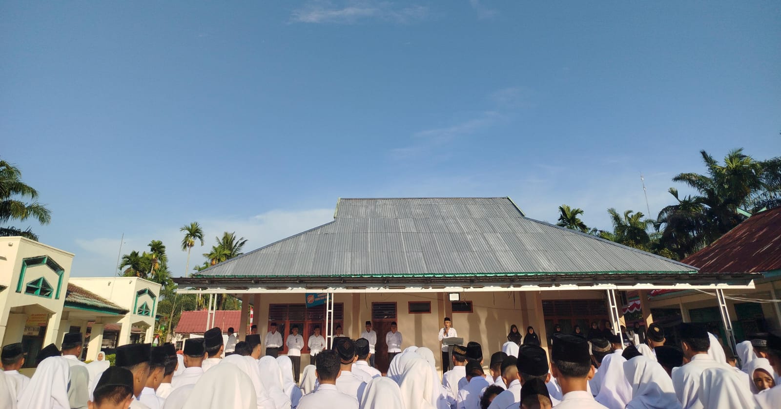 Matangkan Persiapan, Siswa Kelas XII D Latihan Menjadi Petugas Upacara