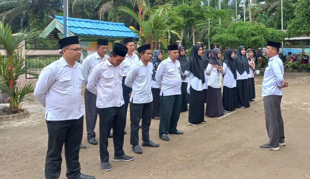 Pimpin Apel Pagi, Kepala MAN 1 Muaro Jambi Ajak Seluruh Guru dan Pegawai Terus Tingkatkan Kualitas Demi Kemajuan Madrasah