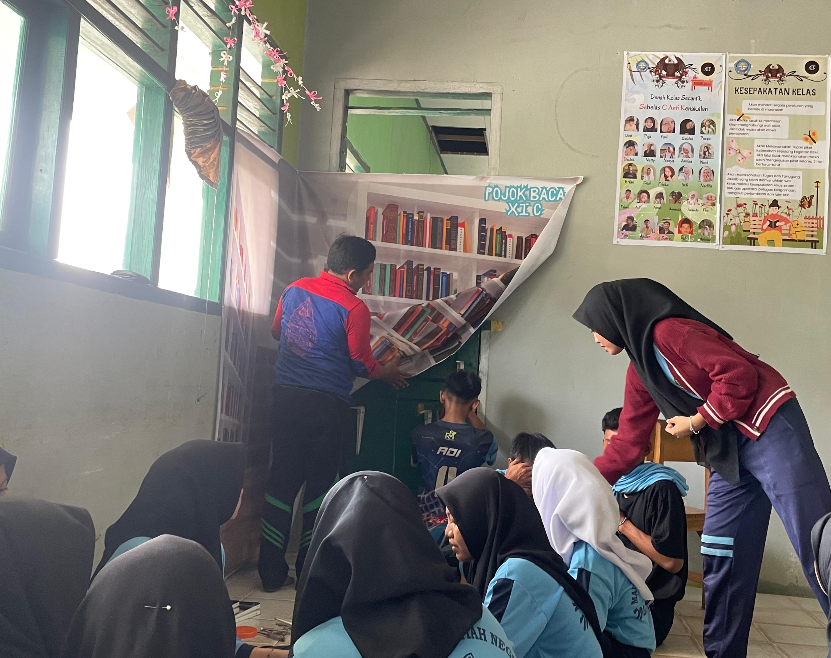 Kelas XI C Siapkan Pojok Baca Kelas XI C Siapkan Pojok Baca